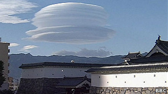 A nuvem que virou chapéu no céu do Japão imagem da nuvem chapéu