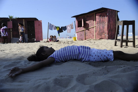 ONG Rio de Paz cria favela na praia para chamar atenção Rio+20